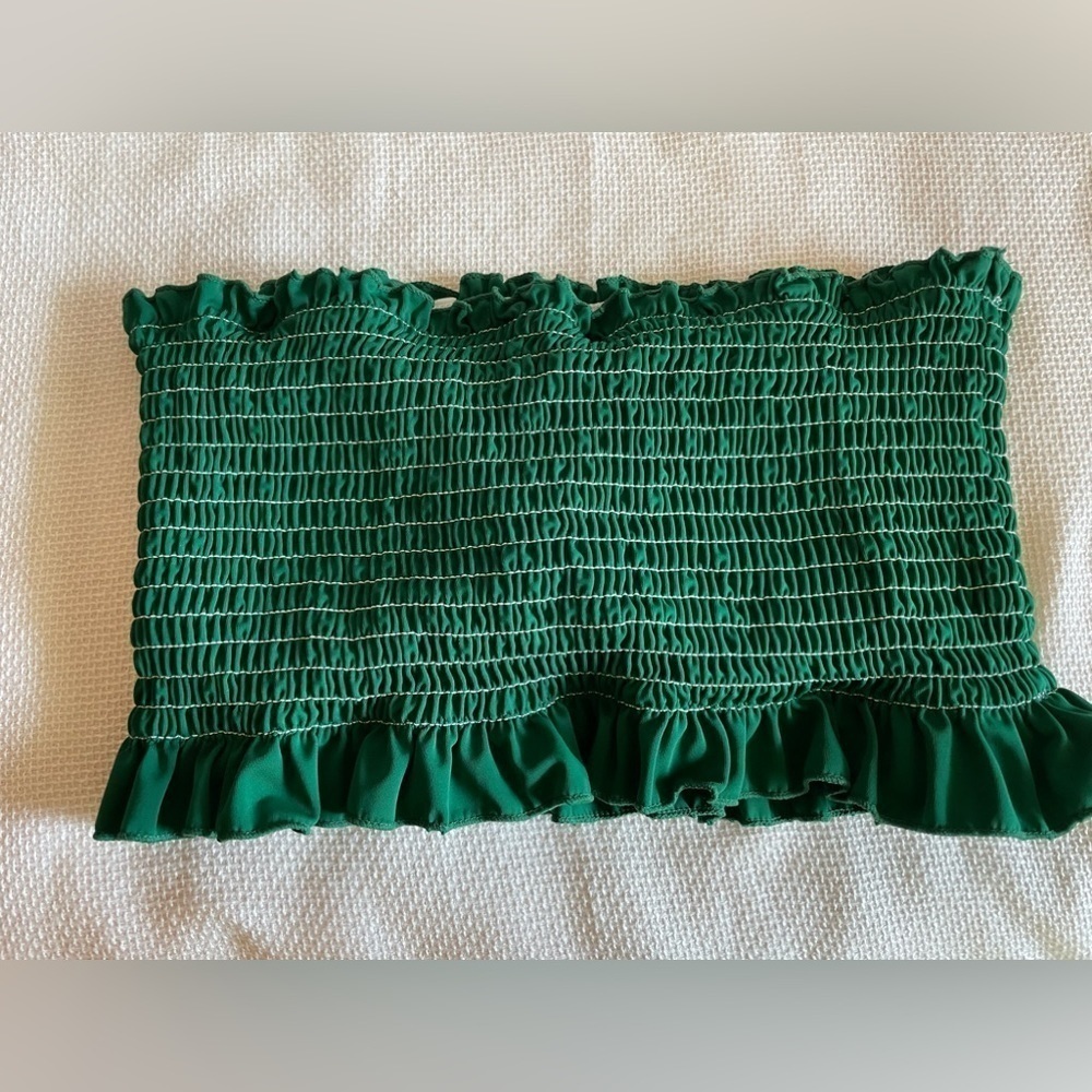 gathered top with elastic for perfect fit. Small peplum
